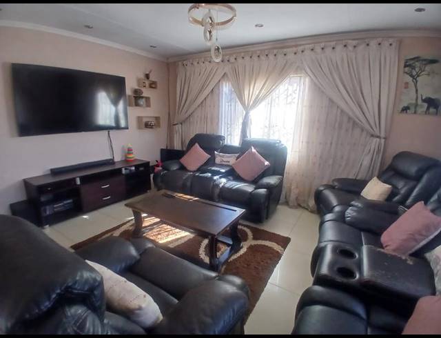 3 BEDROOM HOUSE FOR SALE IN PROTEA GLEN